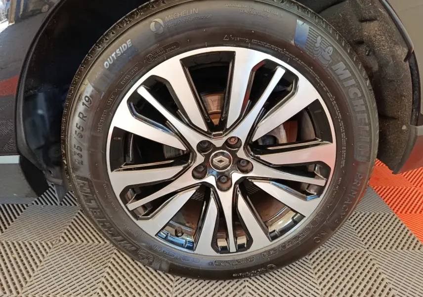 Gros plan sur la jante alliage noir et argent du côté avant droit d'un Renault Espace noir de 2018