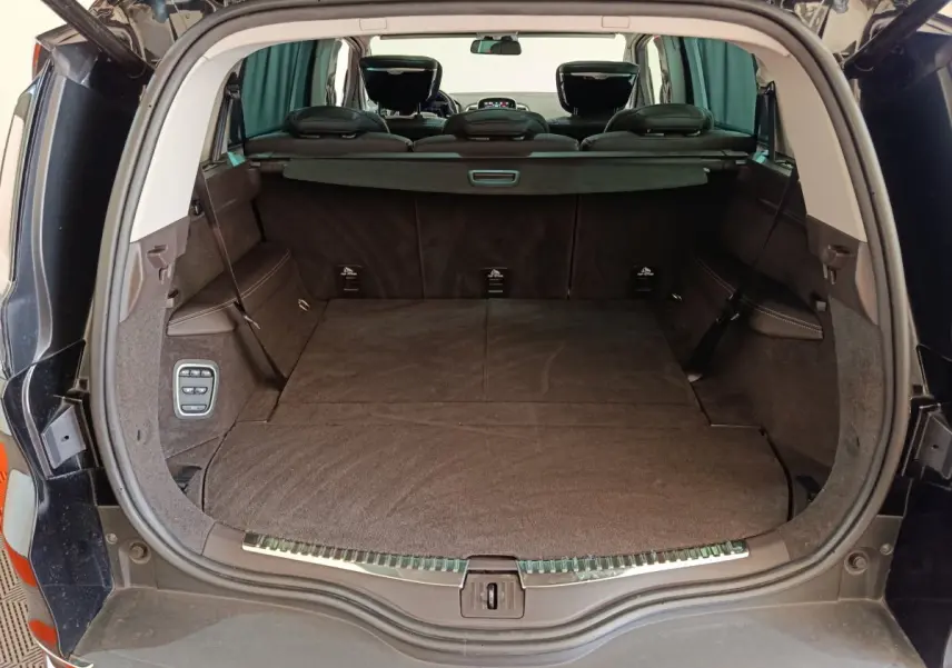 Coffre ouvert d'un Renault Espace noir 2018, vue arrière montrant un grand espace de chargement plat et habillé de moquette.