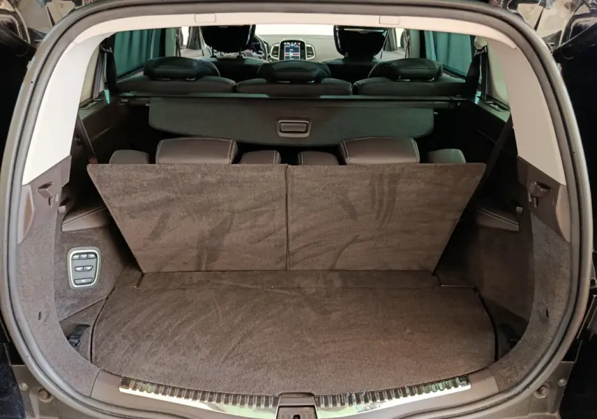 Coffre ouvert vue arrière du Renault Espace noir 2018, sièges rabattus et commandes électriques visibles à gauche.