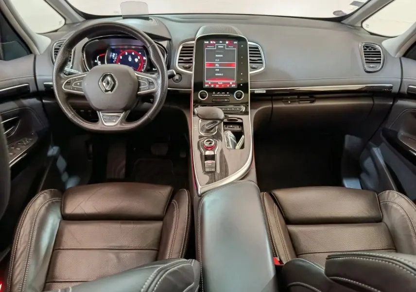 Vue intérieure avant du Renault Espace Initiale Paris 2018 avec tableau de bord noir, écran tactile vertical et volant cuir.