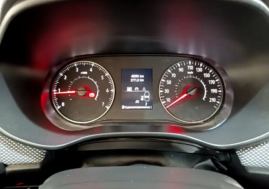 Tableau de bord du Dacia Sandero Confort TCe 90 2022 avec compteur analogique et écran multifonctions central.