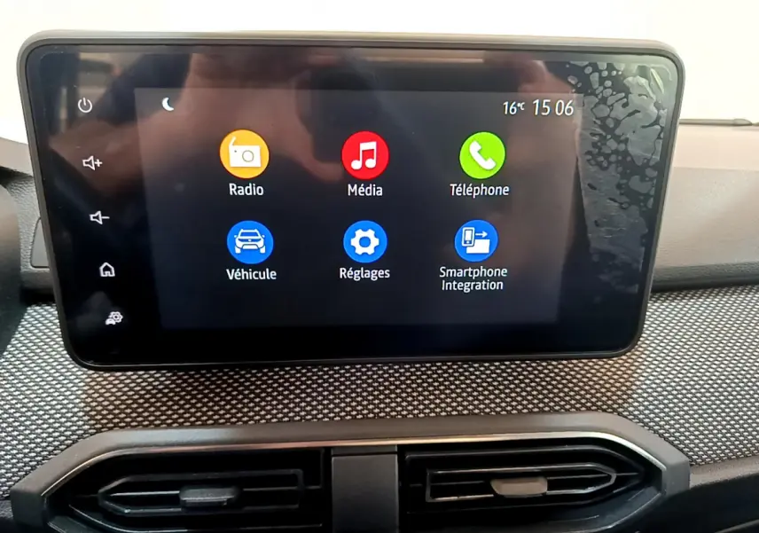Écran tactile central de 8 pouces affichant les menus multimédia et véhicule dans une Dacia Sandero blanche 2022.