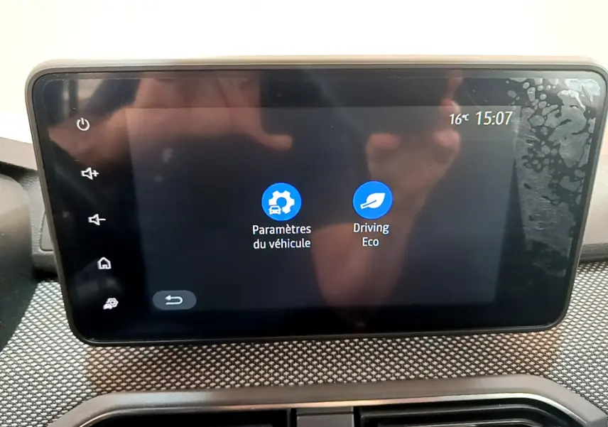 Écran tactile central de 8 pouces du tableau de bord de la Dacia Sandero blanc, affichant les paramètres du véhicule et Driving Eco.