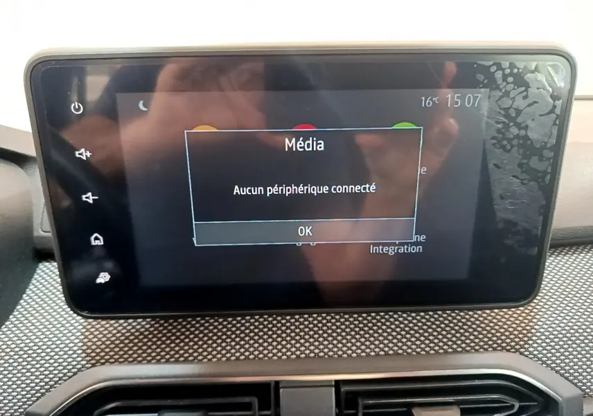 Écran tactile central de 8 pouces affichant un message "Aucun périphérique connecté" dans une Dacia Sandero blanche 2022.