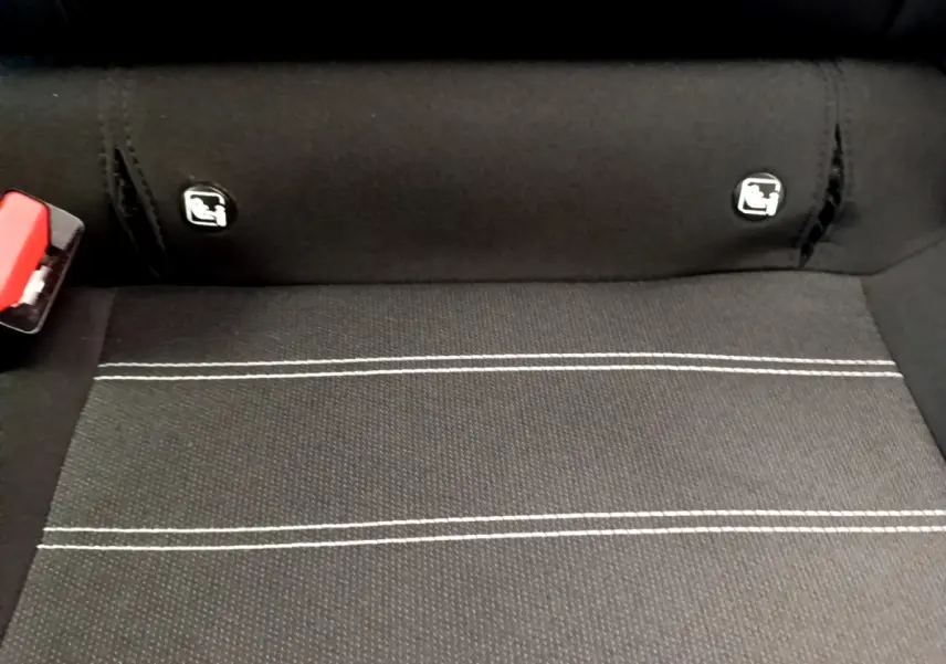 Gros plan sur la banquette arrière noire de la Dacia Sandero Confort TCe 90 avec logos Isofix visibles.