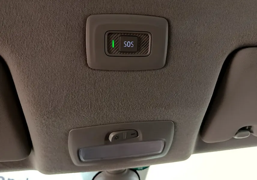 Bouton SOS lumineux et éclairage intérieur sur le plafond gris clair d'une Dacia Sandero Confort TCe 90 blanche 2022.