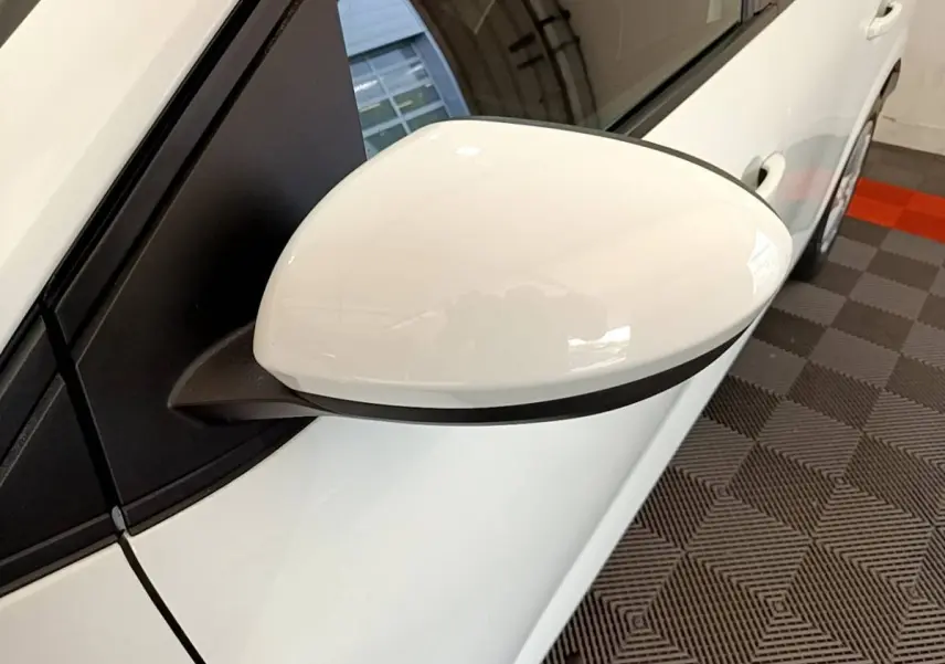 Rétroviseur extérieur blanc côté conducteur d'une Dacia Sandero Confort TCe 90 2022, vue rapprochée.