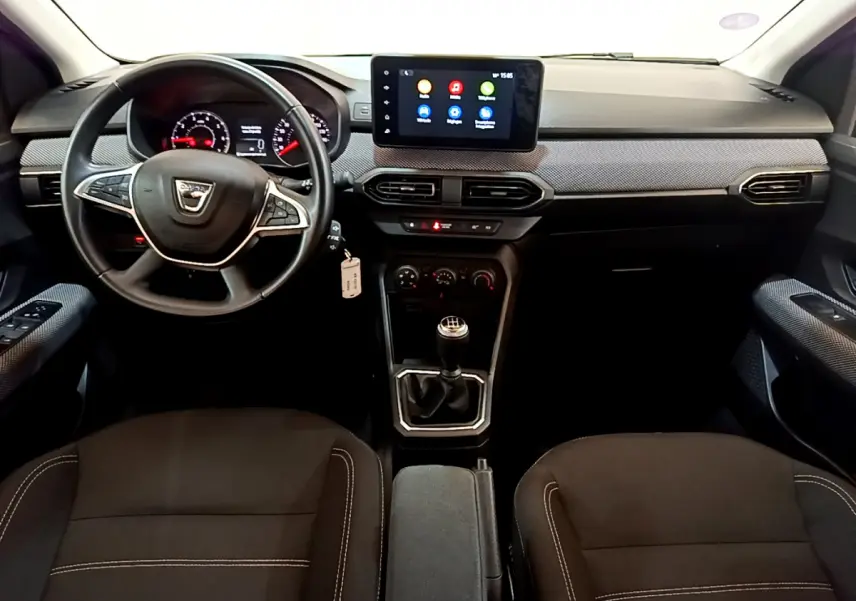 Vue intérieure avant de la Dacia Sandero Confort TCe 90 2022, tableau de bord avec écran tactile et volant multifonctions.