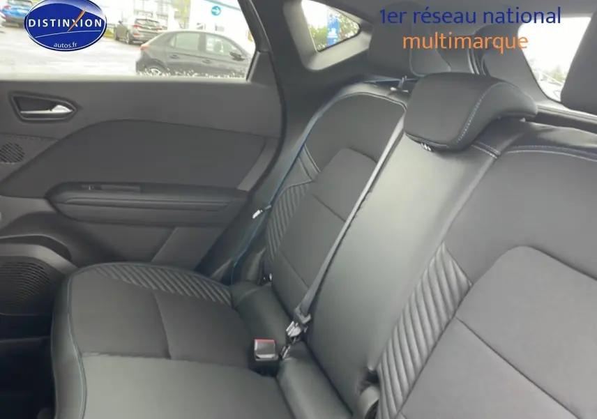 Vue intérieure côté gauche sur la banquette arrière noire avec surpiqûres bleues du Renault Captur 2025 esprit Alpine.