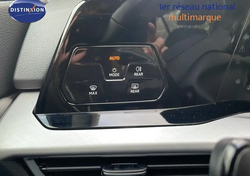 Panneau de commandes du mode éclairage avec affichage AUTO sur le tableau de bord noir brillant d'une Volkswagen Golf VIII.