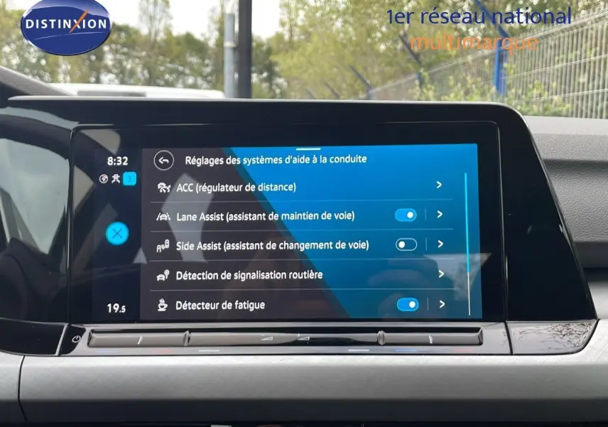 Écran tactile intérieur de la Volkswagen Golf VIII bleu lapiz metal affichant les aides à la conduite.