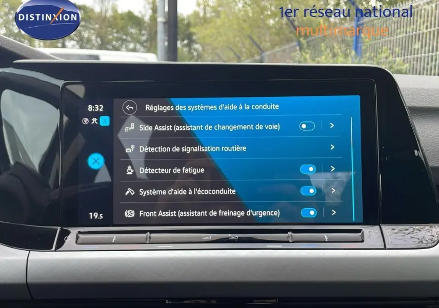 Écran tactile intérieur de la Volkswagen Golf VIII bleu Lapis Metal affichant les réglages d'aide à la conduite.