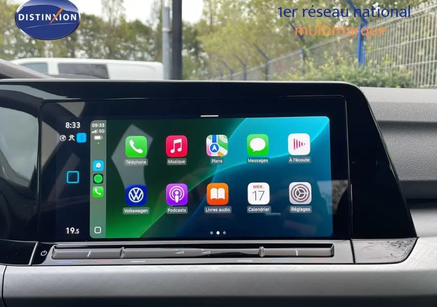 Écran tactile central de la Volkswagen Golf VIII bleu Lapis Metal, affichant les applications connectées en intérieur.