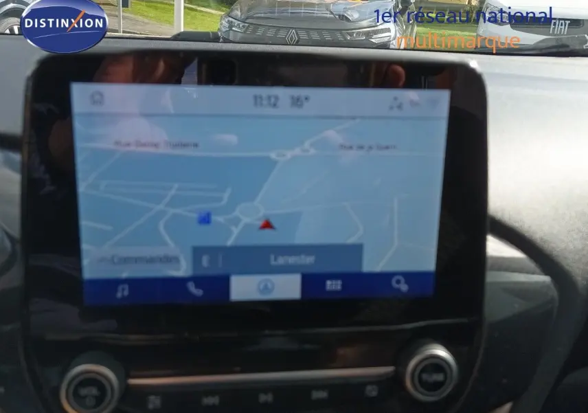 Vue intérieure centrée sur l'écran tactile du système de navigation du Ford Puma gris foncé 2023.