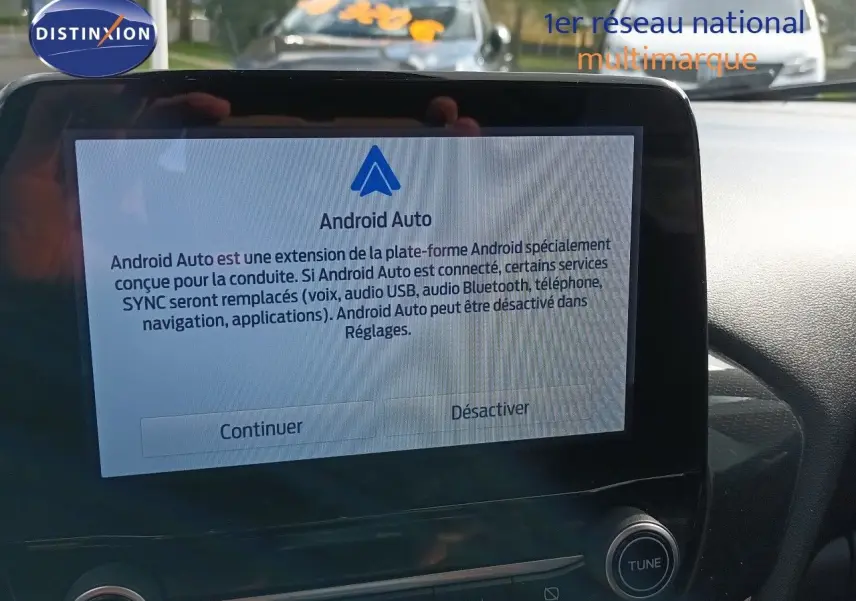 Écran tactile central affichant l'interface Android Auto dans l'habitacle d'un Ford Puma gris foncé, vue de face.