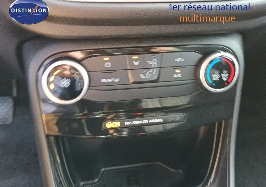 Vue rapprochée du tableau de bord central du Ford Puma 2023 gris foncé, montrant les commandes de climatisation et ventilation.