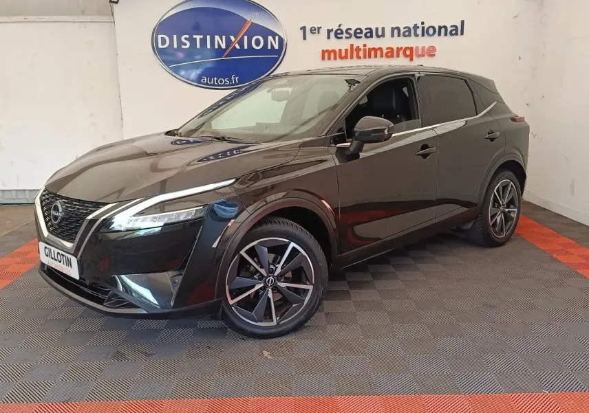 Nissan Qashqai noir 2023 en 3/4 avant droit, avec jantes alliage et signature lumineuse LED distinctive.