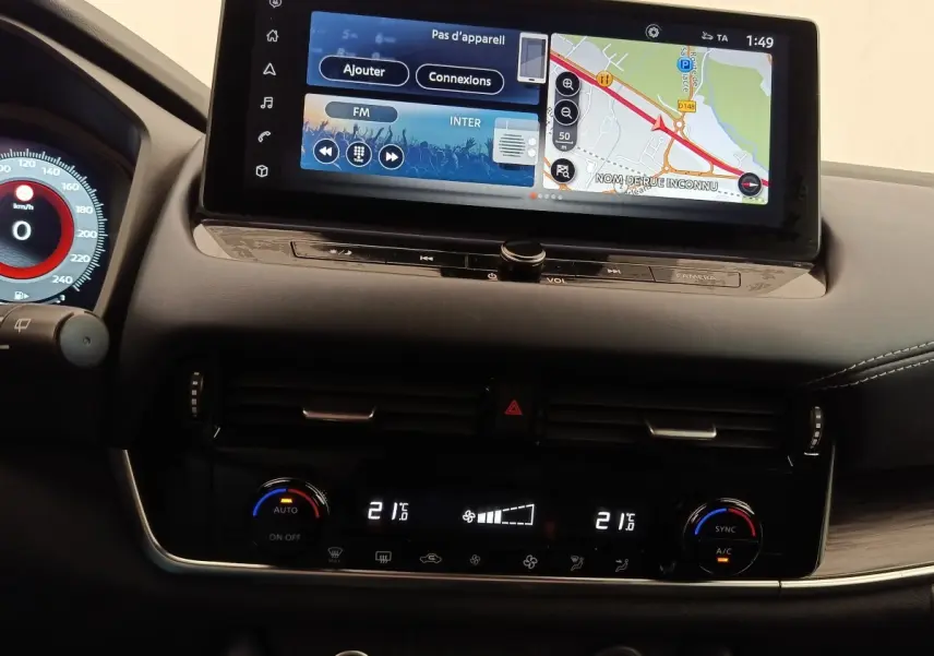 Vue intérieure du tableau de bord du Nissan Qashqai 2023 avec écran tactile 12,3 pouces et commandes climatisation digitales.