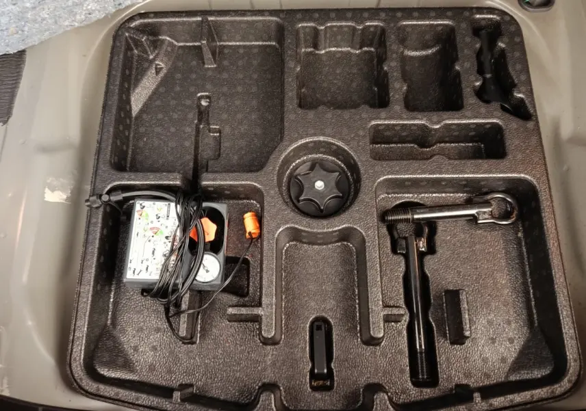 Rangement d’outils noir dans le coffre d’un Nissan Qashqai 2023, vue plongeante sur les compartiments vides et accessoires.