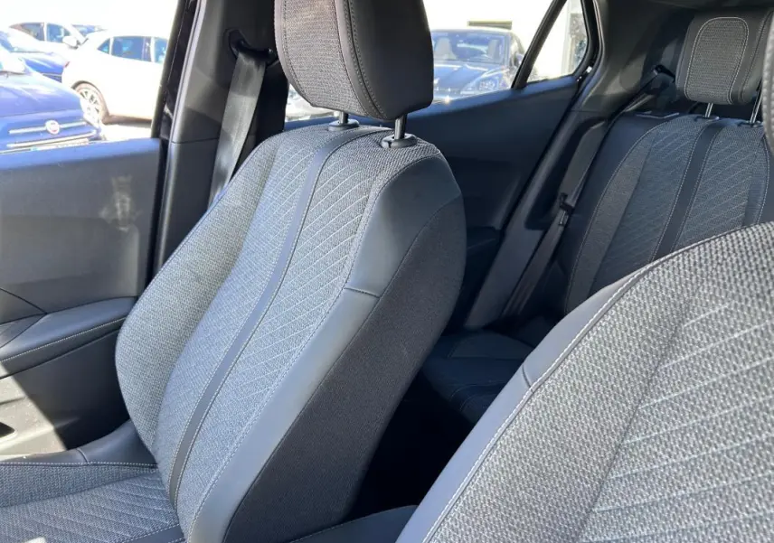 Vue intérieure des sièges avant et arrière gris du Peugeot 2008 Hybrid 136 e-DCS6 Allure, côté droit.