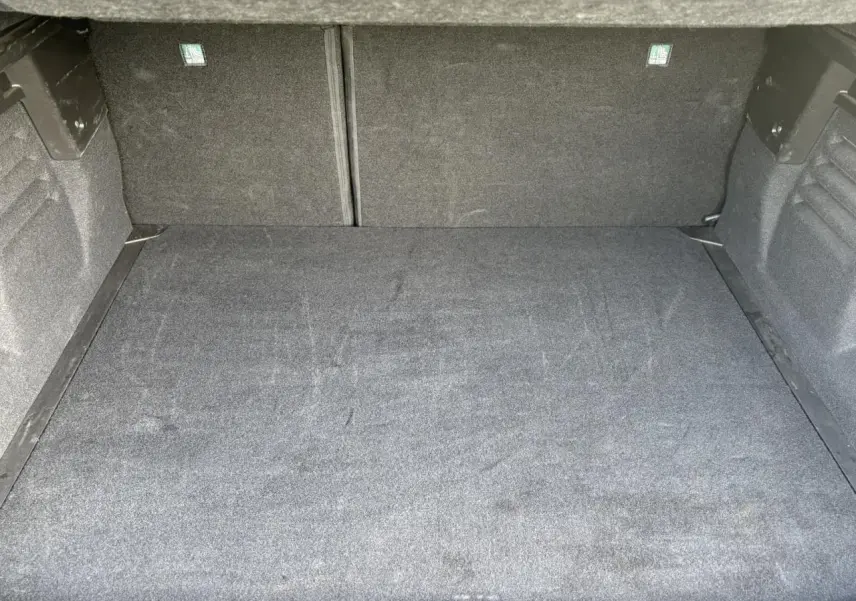 Coffre spacieux et vide de Renault Symbioz noir étoilé, vue intérieure arrière avec revêtement gris.