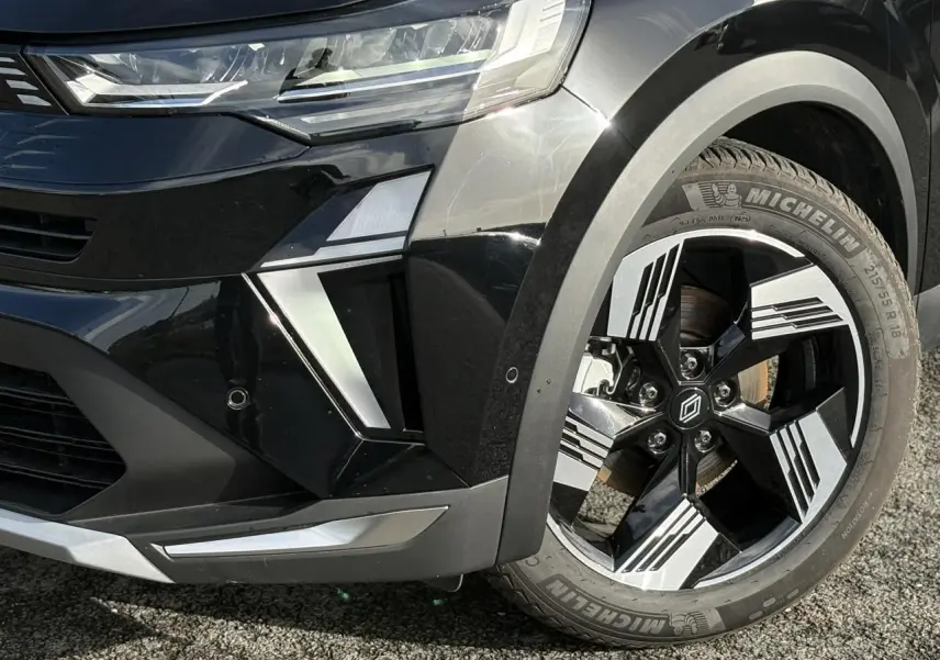 Gros plan sur la roue avant droite et le pare-chocs noir étoilé du Renault Symbioz E-Tech 2025 avec jante 18 pouces Gravity.