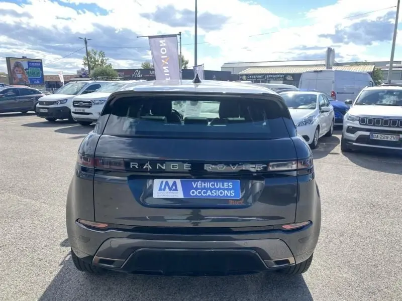 Vue arrière d'un Range Rover Evoque gris foncé métal 2019, avec feux arrière étirés et plaque d'occasion visible.
