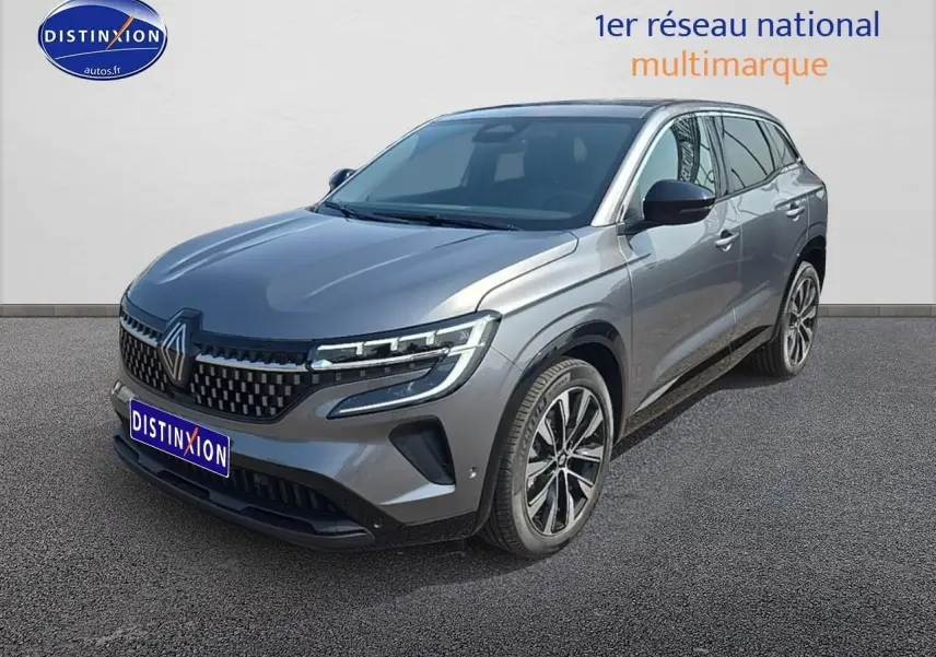Renault Austral gris schiste en 3/4 avant droit, avec calandre moderne et jantes alliage visibles.