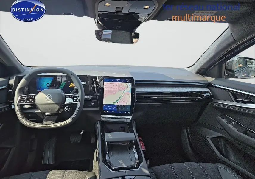 Intérieur avant du Renault Austral gris schiste 2025, tableau de bord moderne avec écran tactile vertical et volant multifonction.