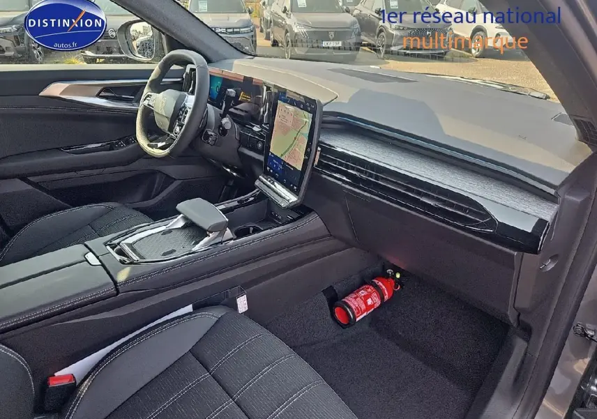 Intérieur avant droit du Renault Austral gris schiste 2025, avec écran tactile vertical et finition techno moderne.