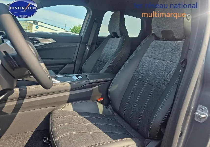 Intérieur du Renault Austral 2025, vue côté droit sur les sièges avant en tissu gris et noir avec surpiqûres.