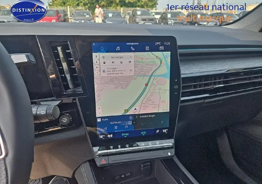Vue rapprochée de la console centrale tactile du Renault Austral 2025 gris schiste avec navigation et commandes climatisation.