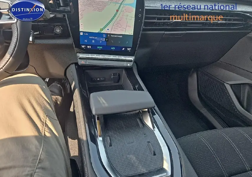Intérieur du Renault Austral 2025 en gris, vue centrée sur la console centrale avec écran tactile et accoudoir.