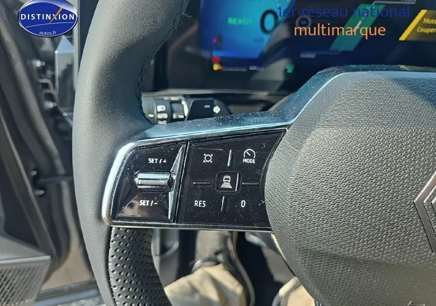 Gros plan sur les commandes multifonctions à gauche du volant du Renault Austral gris schiste, intérieur visible.