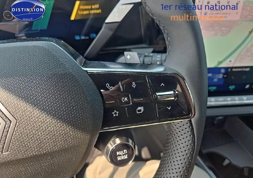 Gros plan sur le volant multifonction noir du Renault Austral 2025 avec commandes et bouton Multi Sense visible.