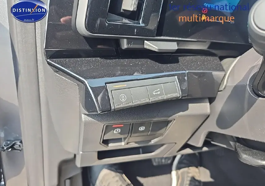 Vue rapprochée des commandes sous le tableau de bord côté conducteur du Renault Austral gris schiste 2025.