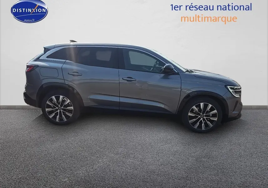 Profil droit du Renault Austral gris schiste 2025 avec jantes alliage et vitres arrière surteintées.