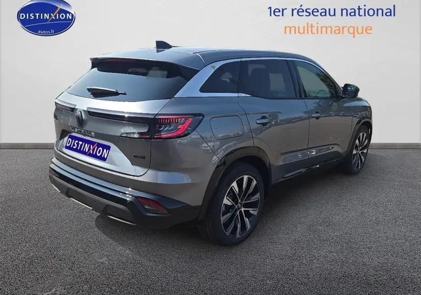 Renault Austral gris schiste vu en 3/4 arrière droit avec jantes alu et feux arrière LED distinctifs.