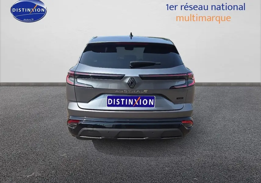 Vue arrière du Renault Austral gris schiste avec feux arrière LED et hayon fermé sur fond neutre.
