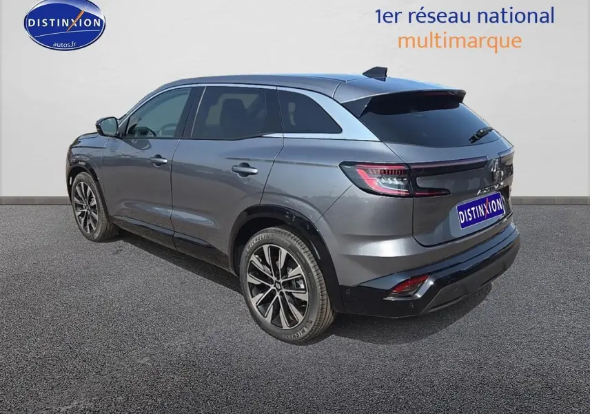 Renault Austral gris schiste en 3/4 arrière droit, avec jantes alu et vitres arrière surteintées.