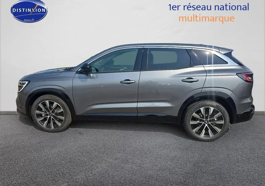 Profil côté gauche du Renault Austral gris schiste 2025 avec jantes alliage et toit chromé sur fond clair.