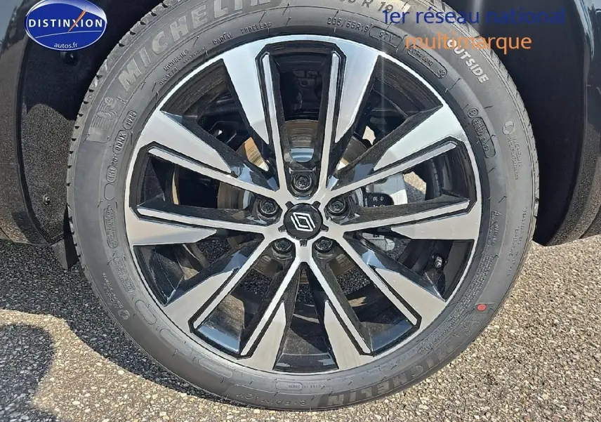 Gros plan sur la jante alu bicolore avec logo Renault du Renault Austral gris schiste 2025 hybride.