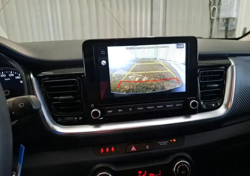 Vue intérieure du tableau de bord du KIA STONIC 2024 GT Line, avec écran de caméra de recul affiché.