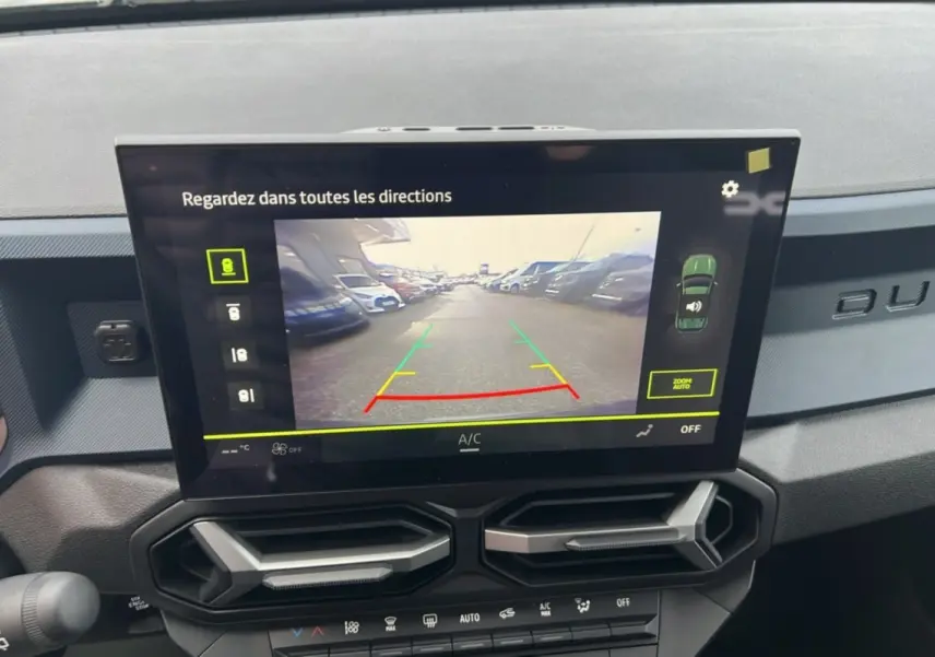Écran tactile central affichant la caméra multiview du Dacia Duster TCE 130 4x4 Journey Plus noir nacré, vue intérieure.