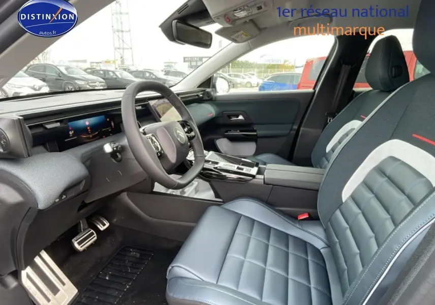Vue intérieure côté conducteur du Citroën C5 Aircross 2026, sièges gris bleuté et tableau de bord moderne avec écran tactile.