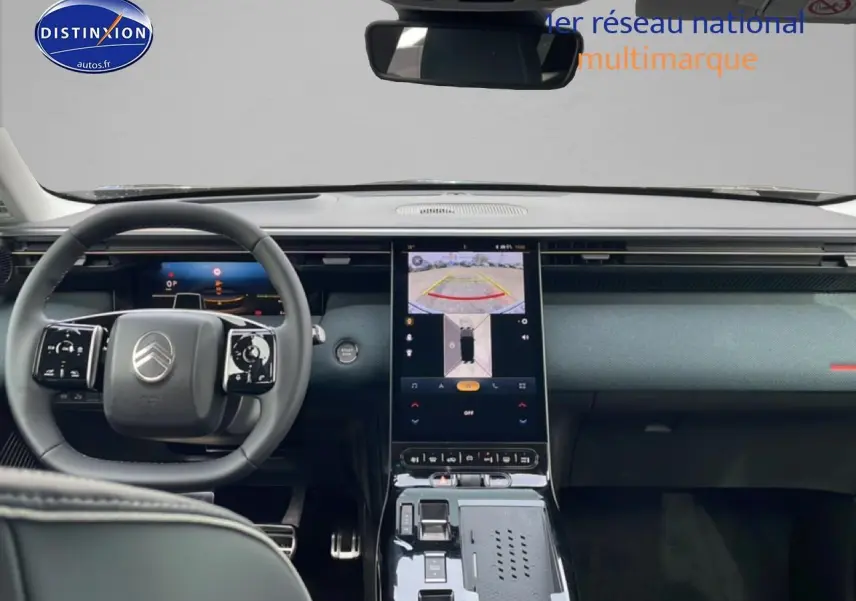 Vue intérieure avant du Citroën C5 Aircross gris 2026, tableau de bord avec écran tactile central et volant multifonction.