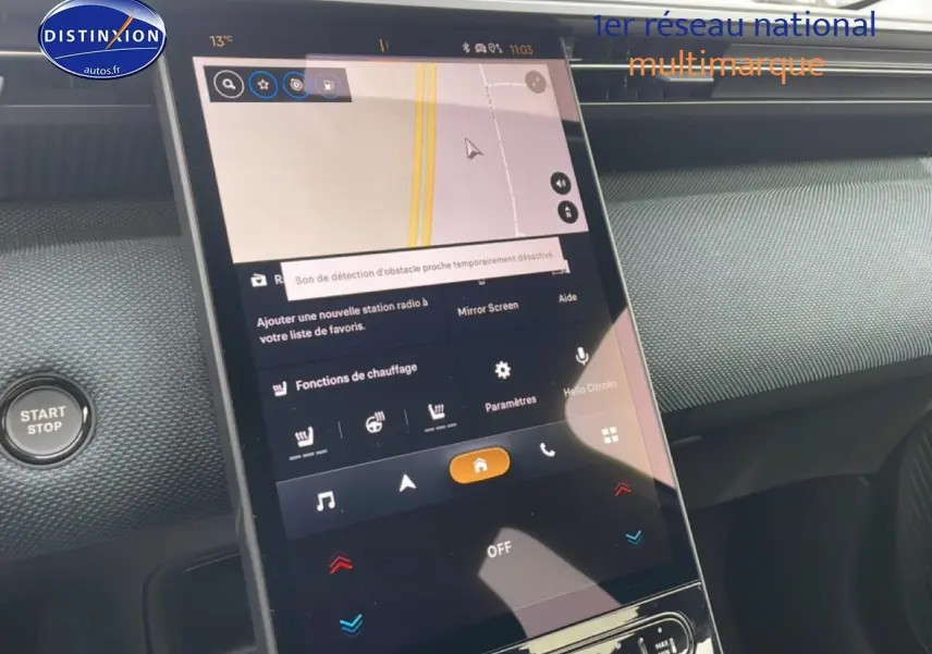 Vue intérieure du tableau de bord du Citroën C5 Aircross gris 2026, avec écran tactile central vertical allumé.
