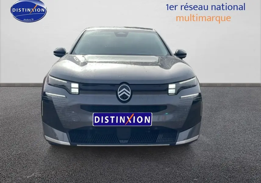 Vue avant d'un Citroën C5 Aircross gris 2026 avec feux LED distinctifs et calandre moderne.