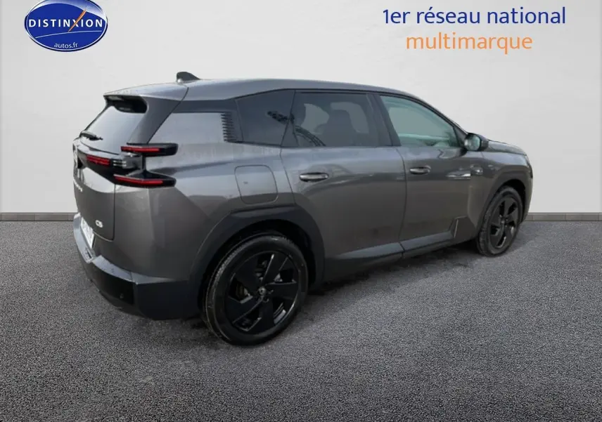 Vue 3/4 arrière droite d'un Citroën C5 Aircross gris avec jantes noires et feux arrière LED horizontaux.
