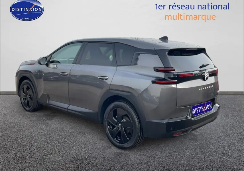 Vue 3/4 arrière droite d’un Citroën C5 Aircross gris avec jantes noires et feux arrière LED horizontaux.
